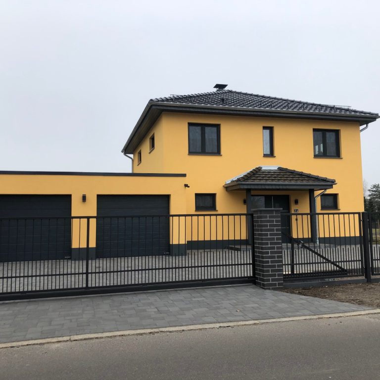 Einfamilienhaus mit Garage und Zaun