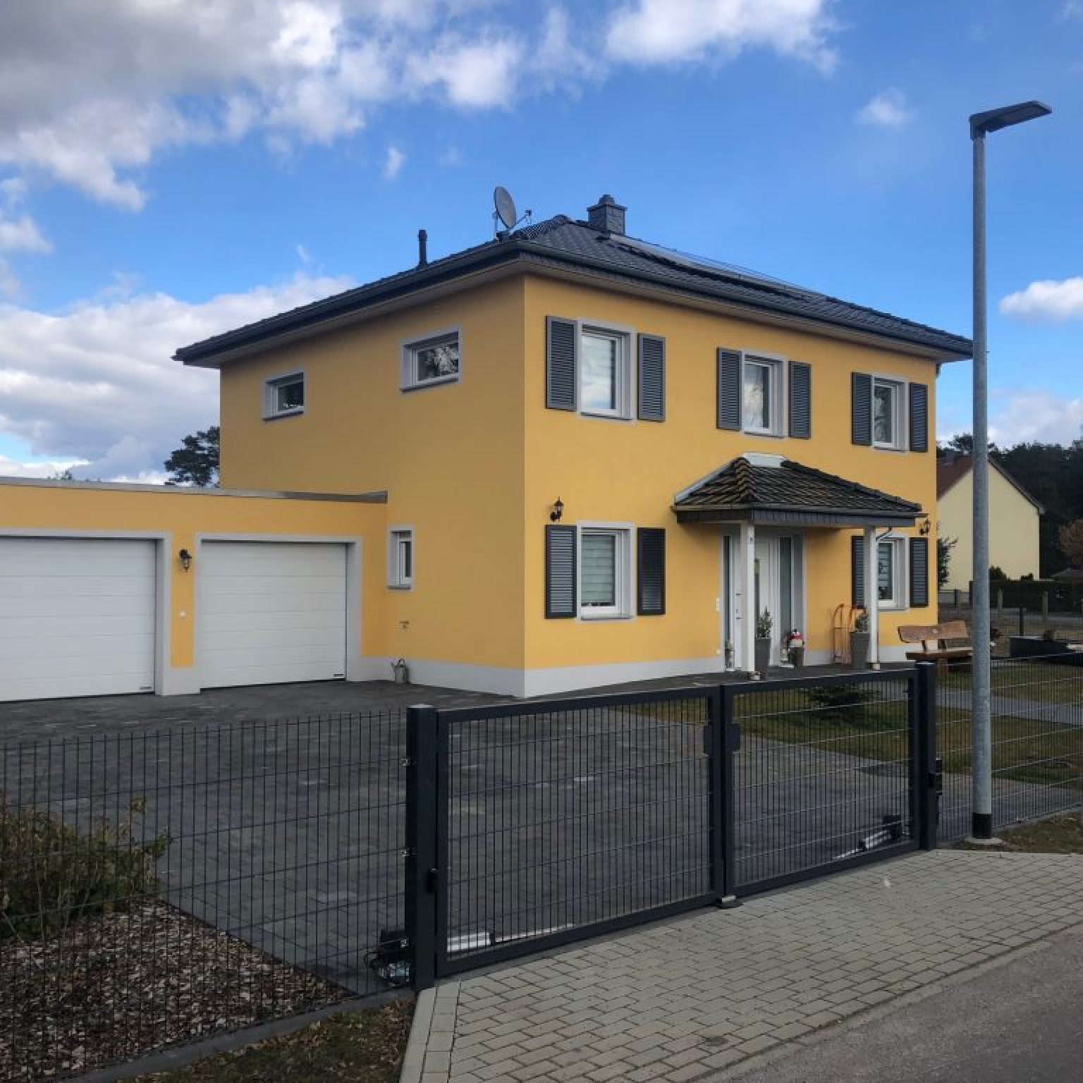 gelbes Haus mit Einfahrt