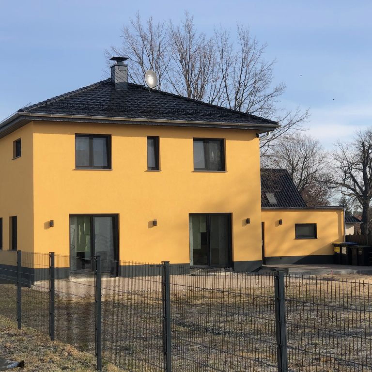 Einfamilienhaus mit Garage und Zaun