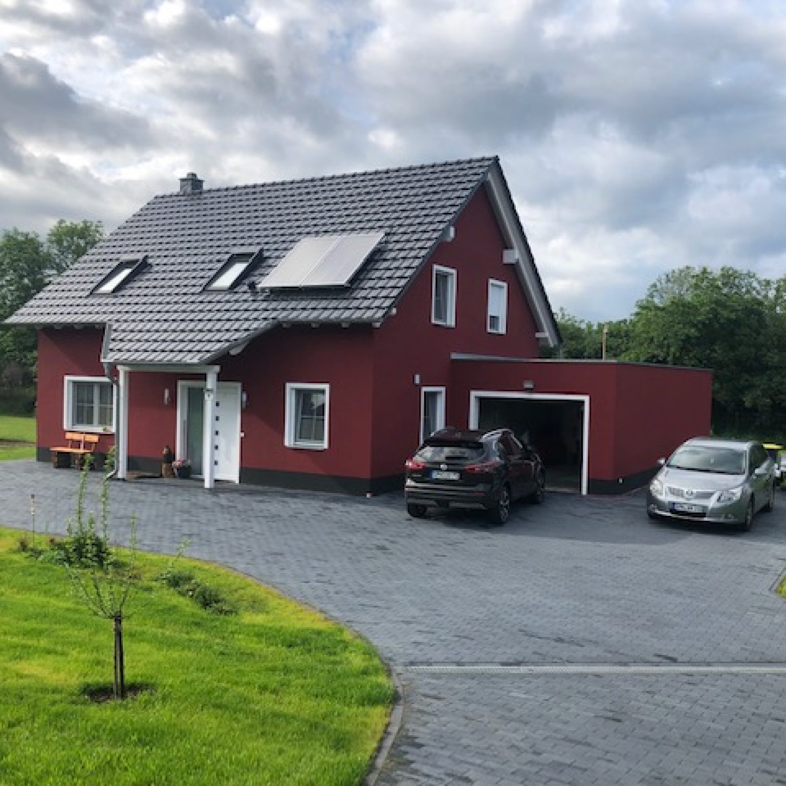Einfamilienhaus mit Einfahrt und Autos